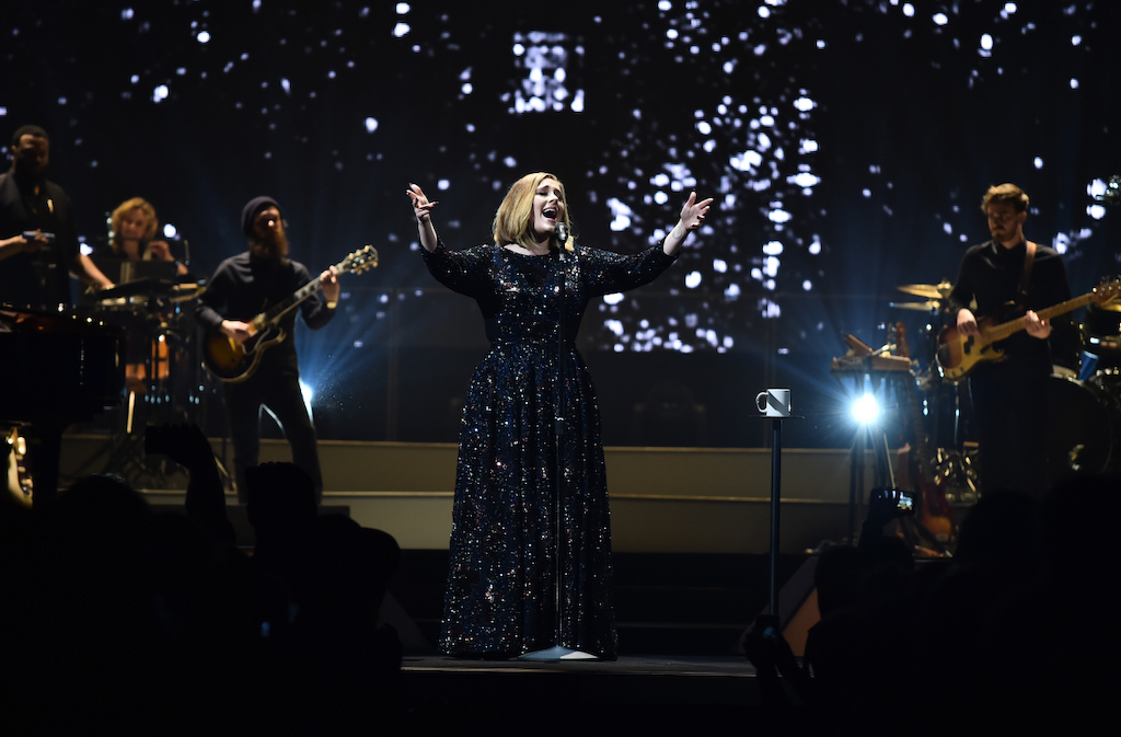 Adele-wearing-Burberry-while-performing-at-the-SSE-Arena-in-Belfast_-29-February-2016